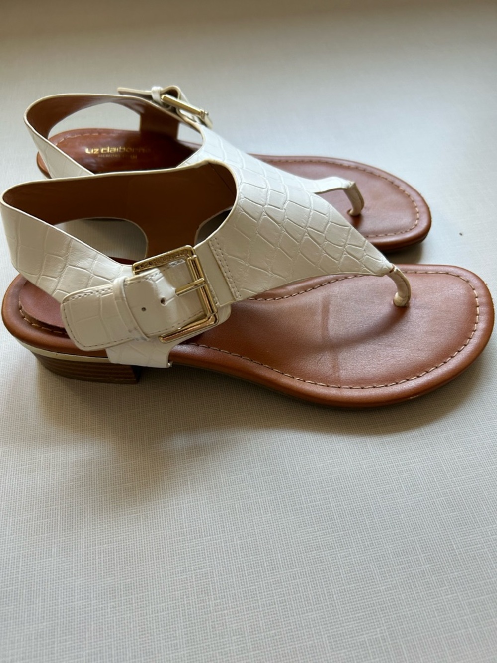 Liz Claiborne White Croc-Embossed Buckle Thong Sandal Size 7